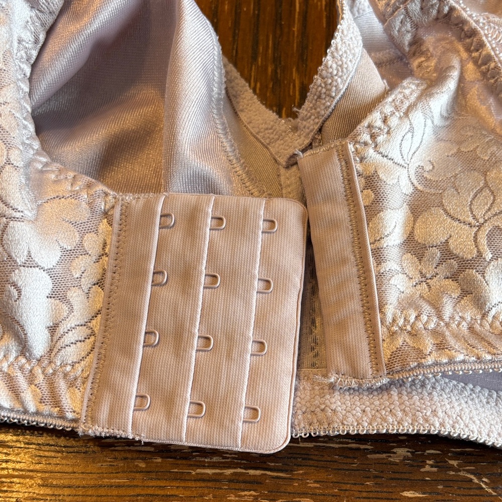 BALI #3372 Double Support Lace WIRELESS Floral Bra in “Gloss” Size 38C - Picture 6 of 6